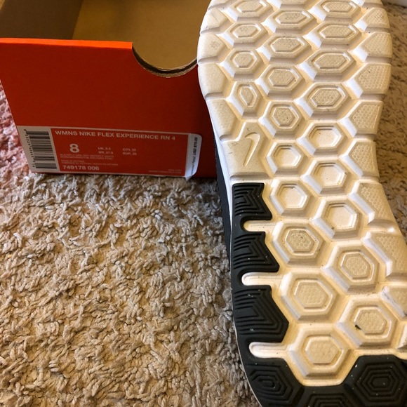 Women’s Nike Flex Experience Run 4 - Picture 2 of 2